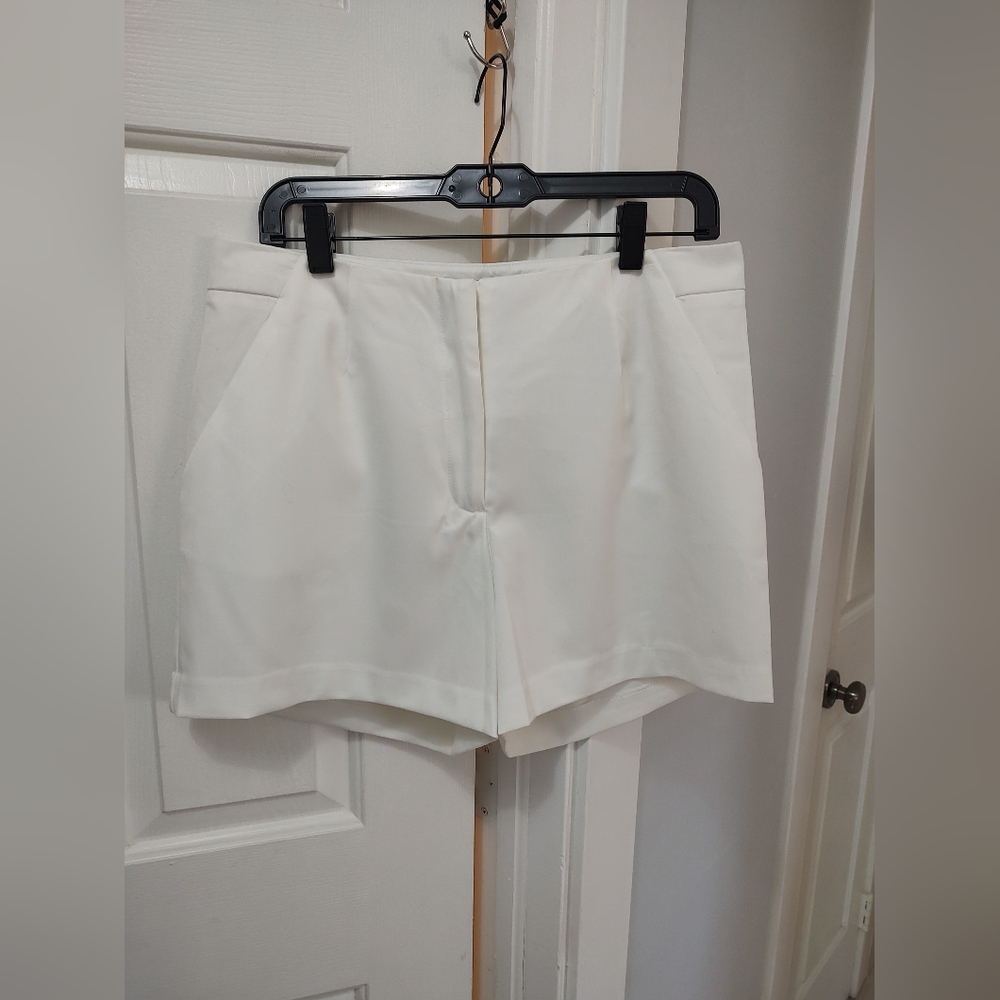 Women's Snow White Shorts New With Tags (10) Harve Bernard reg:$ 60